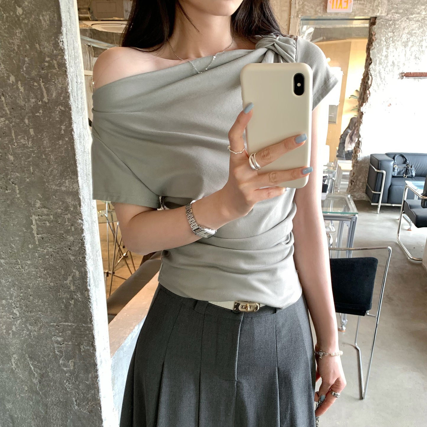 Gray off-shoulder sleeveless t-shirt women lifestyle look streetwear style TeenStylo