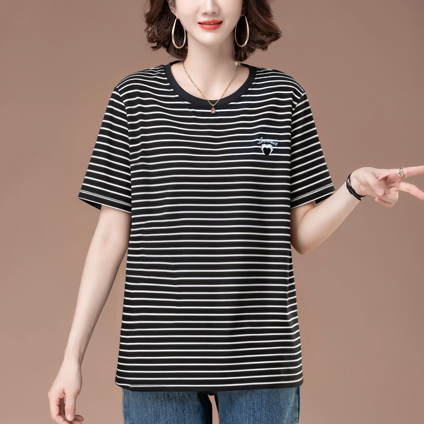 Close-up detail of black striped loose women's T-shirt fabric and fit | TeenStylo