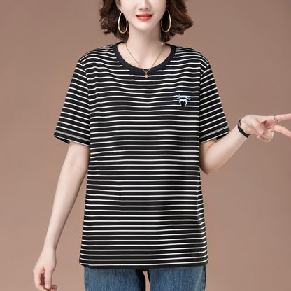 Close-up detail of black striped loose women's T-shirt fabric and fit | TeenStylo
