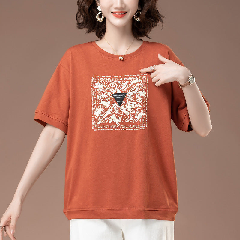 Woman wearing black round neck short sleeve T-shirt in urban streetwear style | TeenStylo