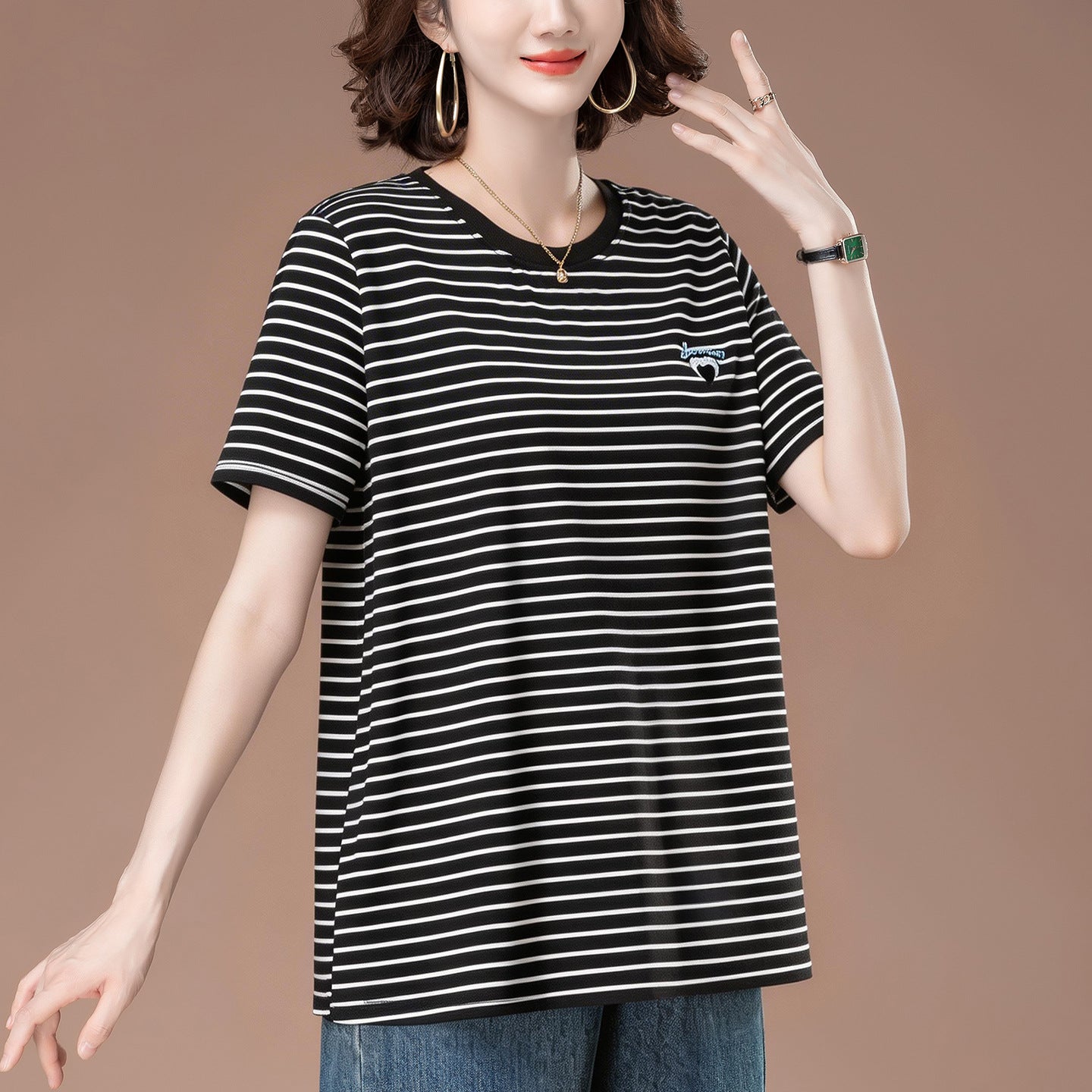 Woman wearing black striped loose short sleeve T-shirt in casual streetwear style | TeenStylo