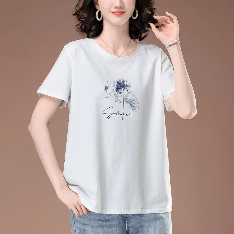 Woman wearing white round neck short sleeve t-shirt in casual streetwear style | TeenStylo