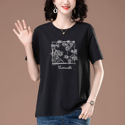 Woman wearing black round neck short sleeve t-shirt in urban streetwear style | TeenStylo