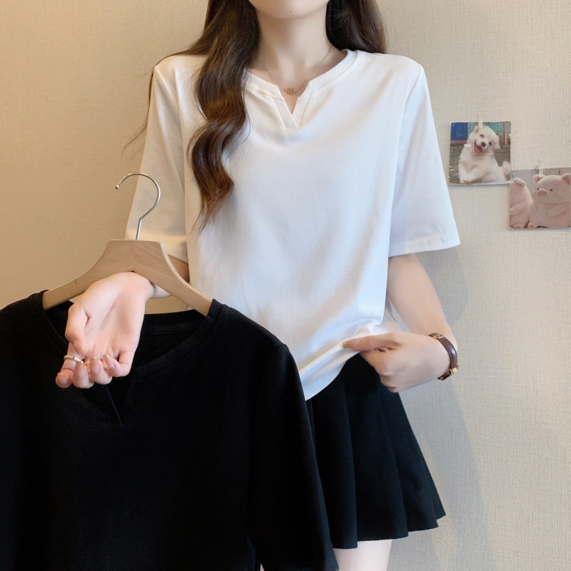 Black v-neck short sleeve t-shirt styled in a casual summer streetwear look | TeenStylo
