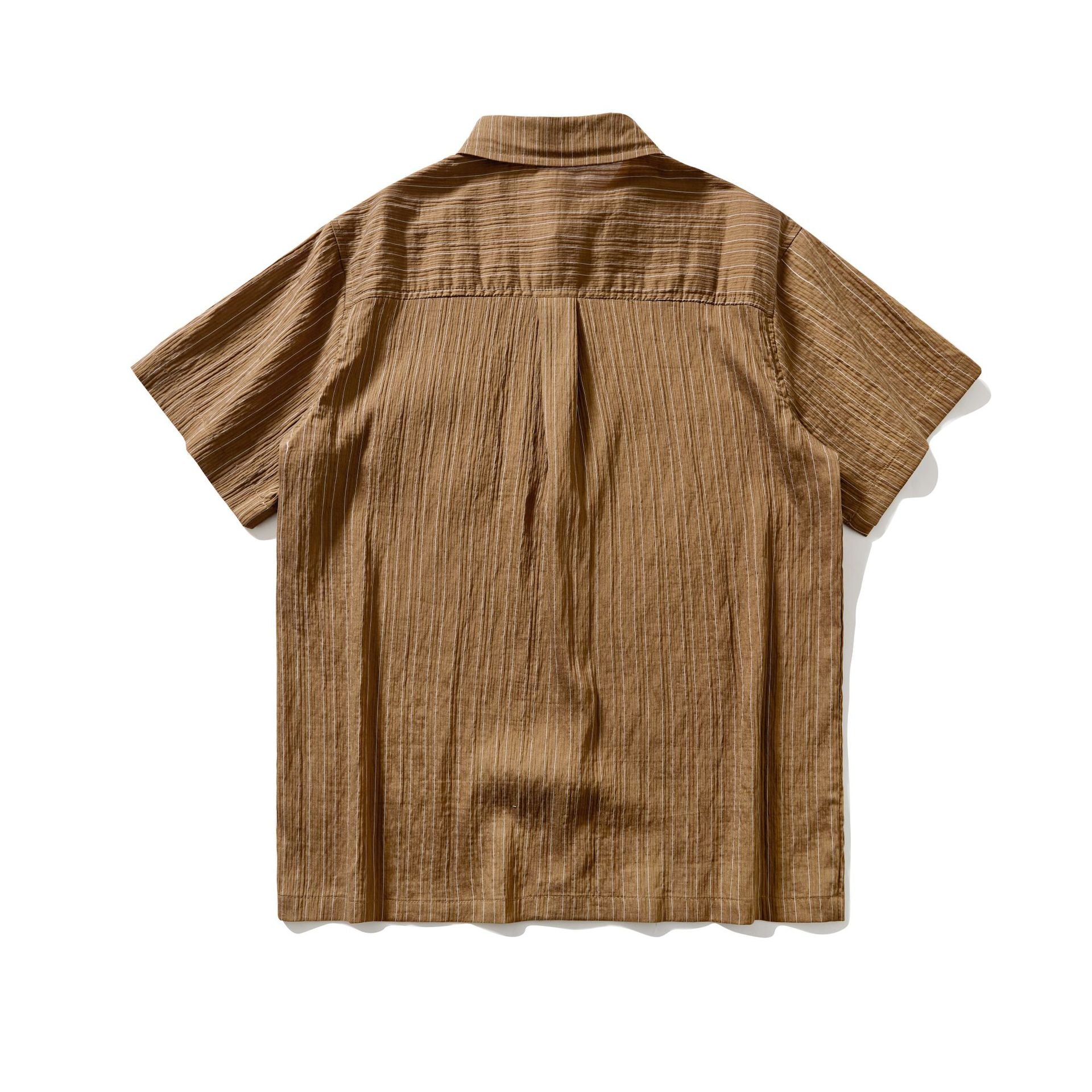 Man wearing brown loose short sleeve shirt in casual streetwear style | TeenStylo