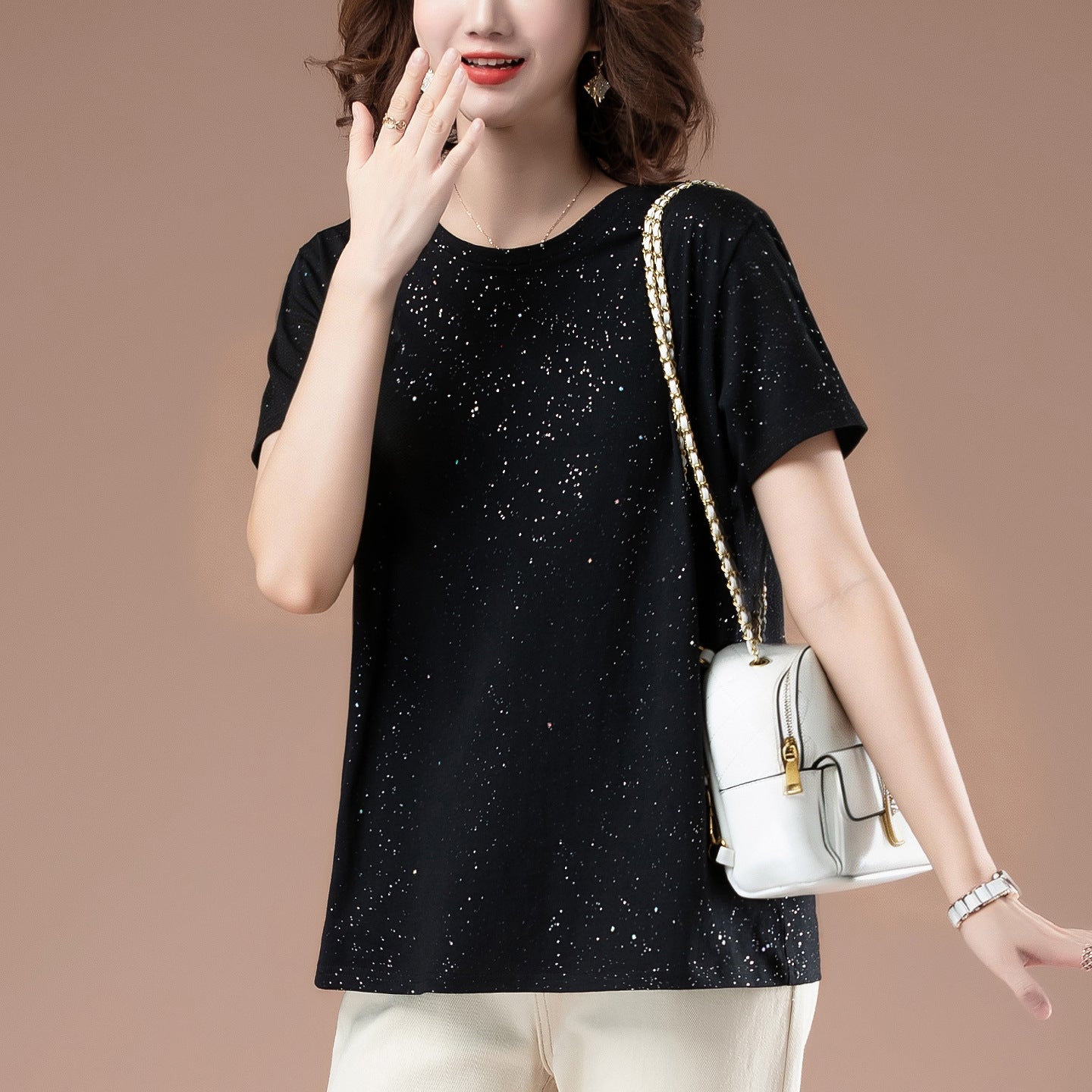 Black loose women's T-shirt stitching and fabric detail close-up | TeenStylo