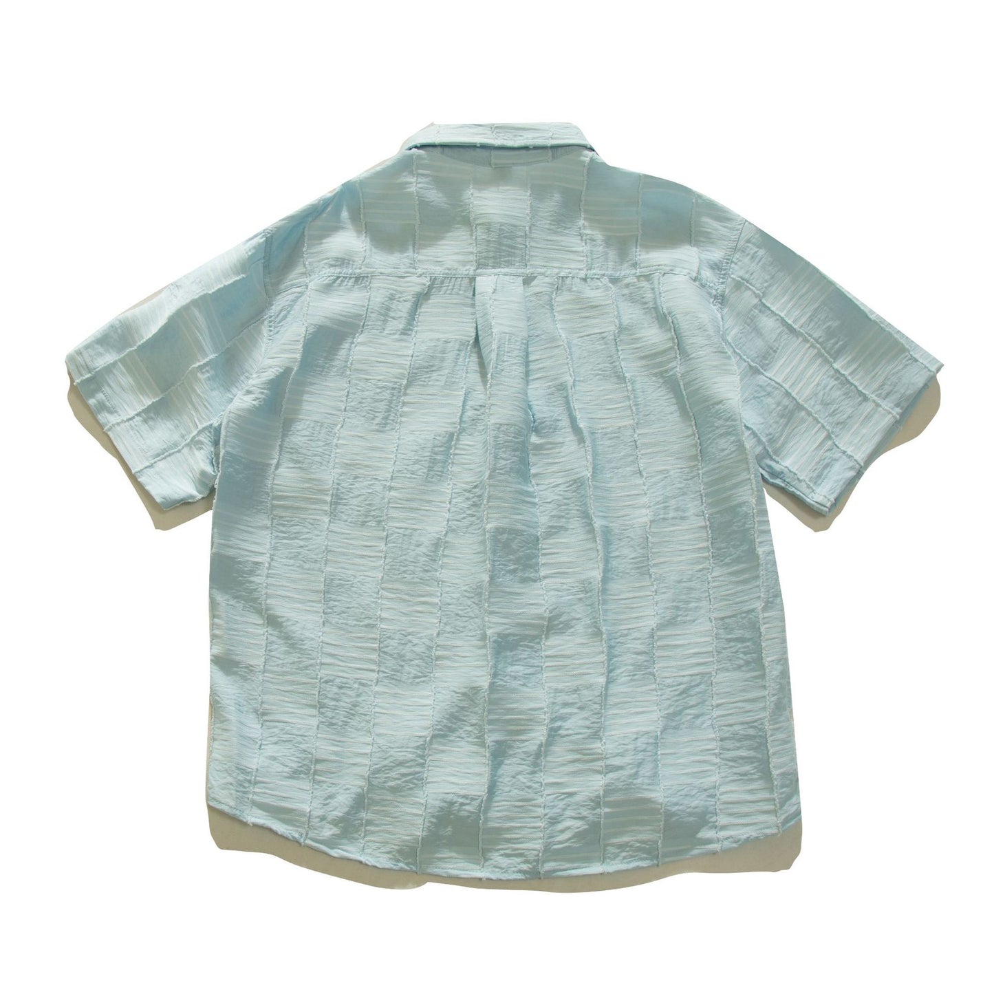 Man wearing blue loose short sleeve shirt in streetwear style outfit | TeenStylo