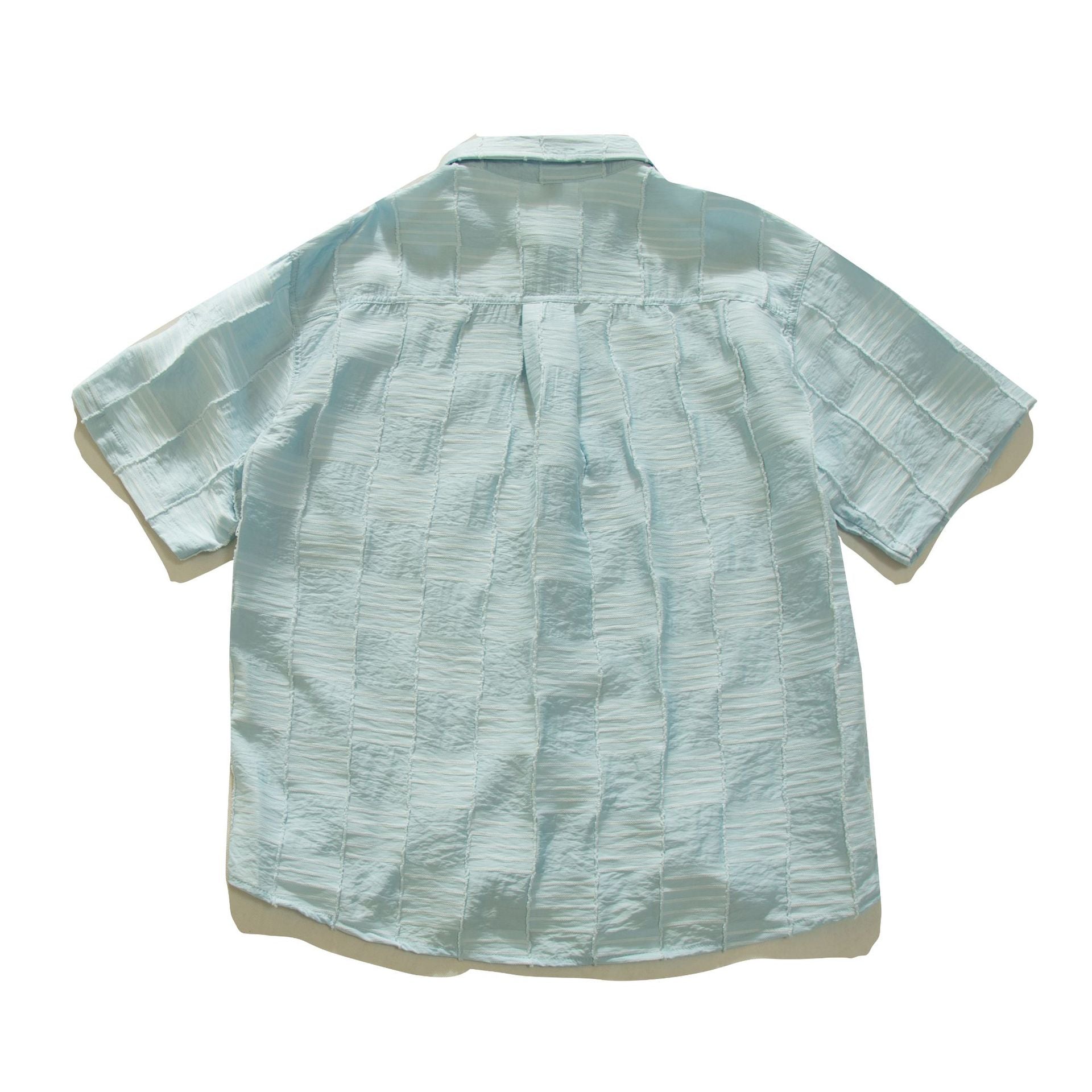 Man wearing blue loose short sleeve shirt in streetwear style outfit | TeenStylo