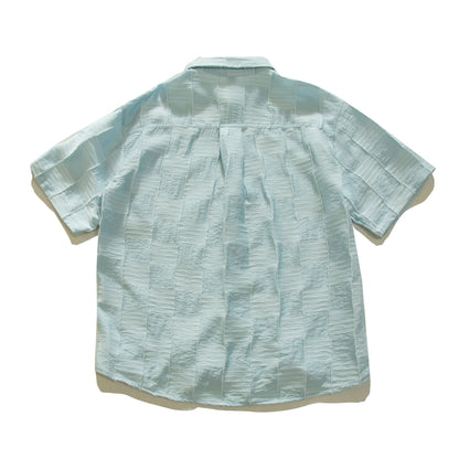 Man wearing blue loose short sleeve shirt in streetwear style outfit | TeenStylo