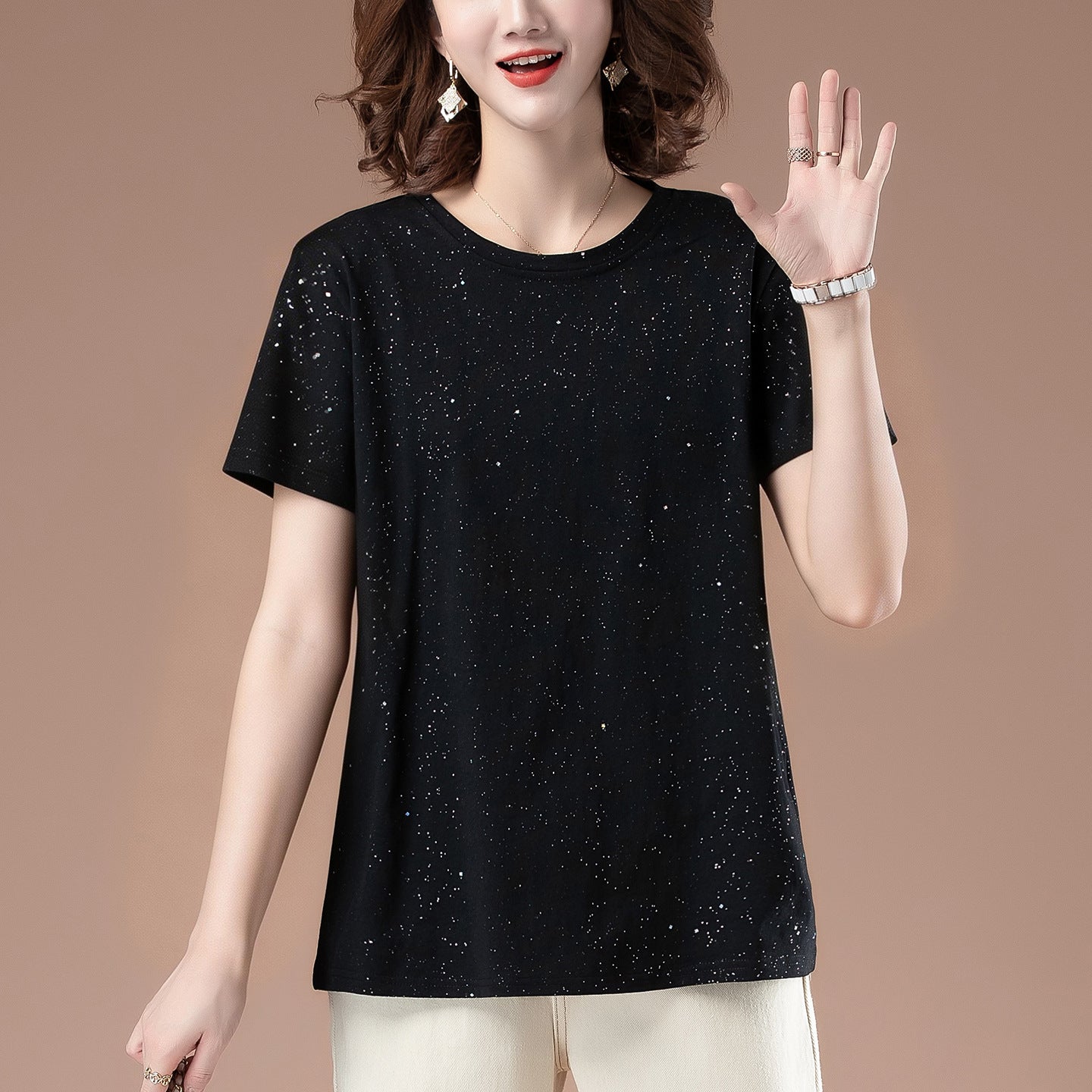 Woman wearing black loose short sleeve T-shirt in urban streetwear style | TeenStylo